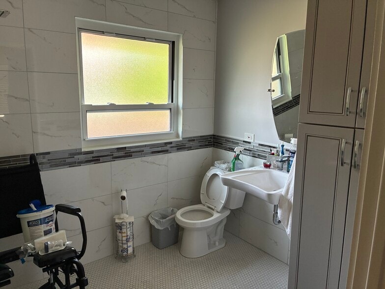 Bathroom-main floor - 4915 Jerome Ave