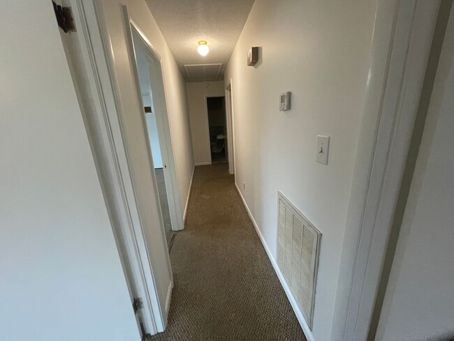 Building Photo - 3 bedroom 1.5 bath house available.   Pet friendly!