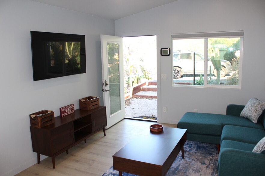 Entry - 1637 Grove Rd