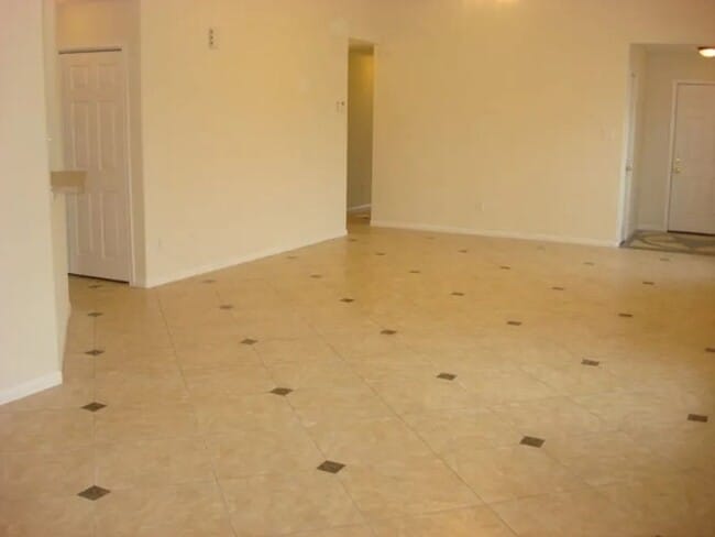 Building Photo - MOVE IN SPECIAL - 1/2 OFF FIRST MONTHS RENT!