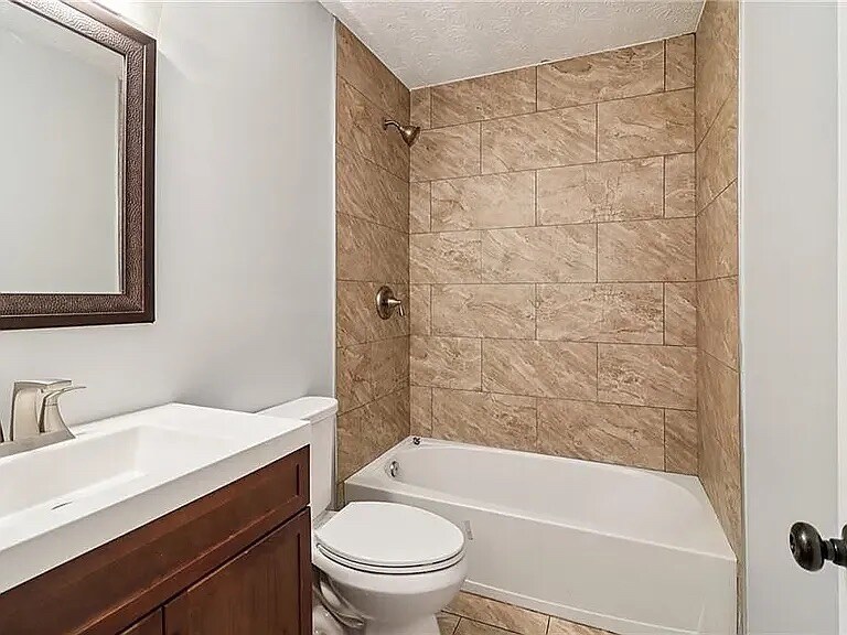 Building Photo - Room in House on Alicia Ct