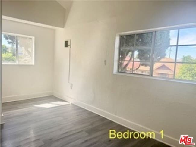 Building Photo - 204 W 52nd Pl