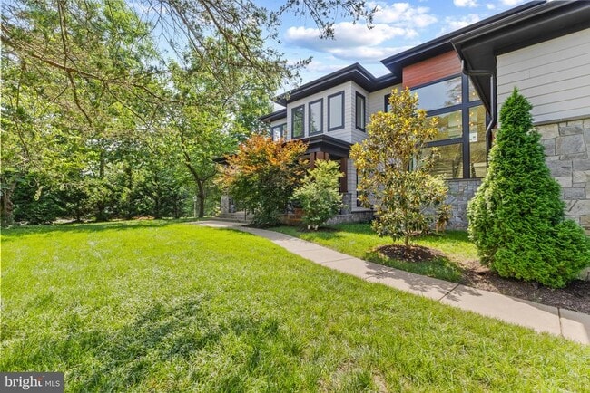 Building Photo - 1513 Oakview Dr