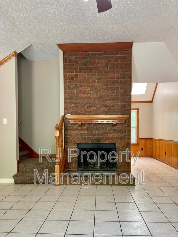 Building Photo - 4592 Tracy Lynn Dr