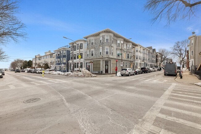 Building Photo - 921-923-923 E Broadway