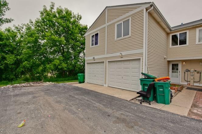 1 car attached garage - 520 Meadow Green Ln