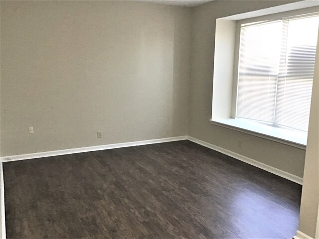 Building Photo - 1131 Clark Dr