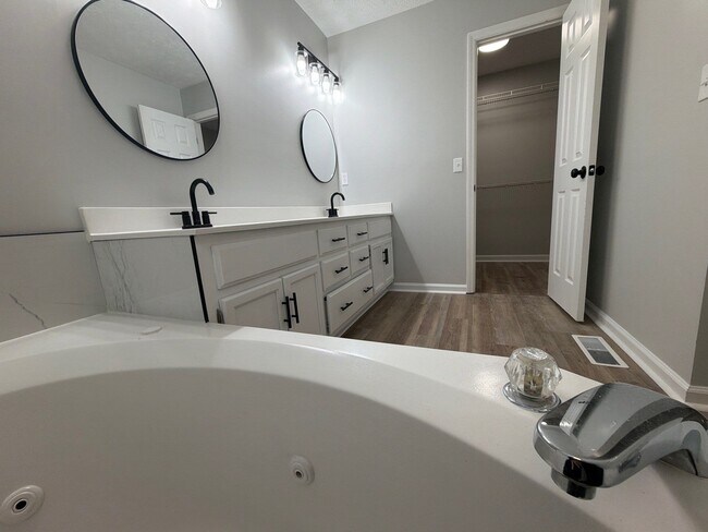 Building Photo - 103 Kestrel Ct SW