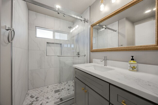 Building Photo - Beautifully upgraded 4-bedroom, 3.5-bathro...