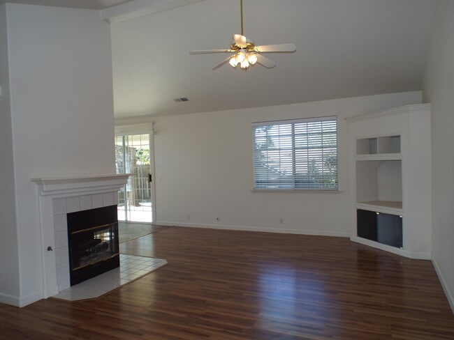 Building Photo - Gorgeous House in California Park Neighborhood!