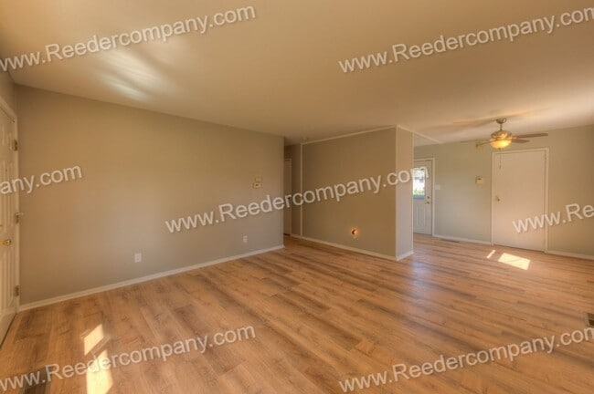 Building Photo - 3 Bedroom / 1 Bathroom Home