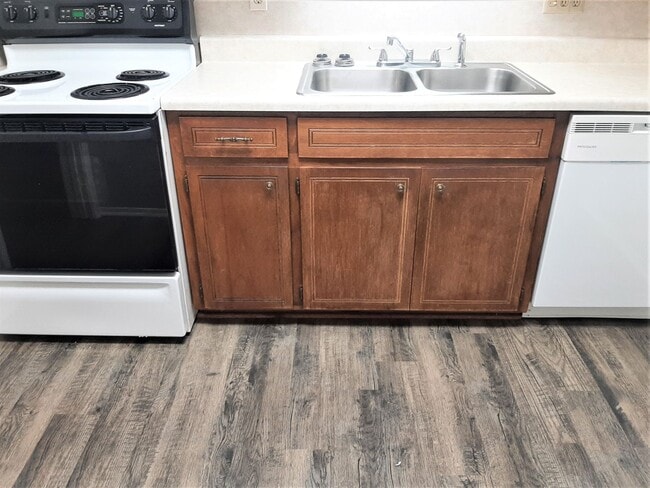 Building Photo - Adorable 2-Bedroom, 2-Bath Townhome Near A...