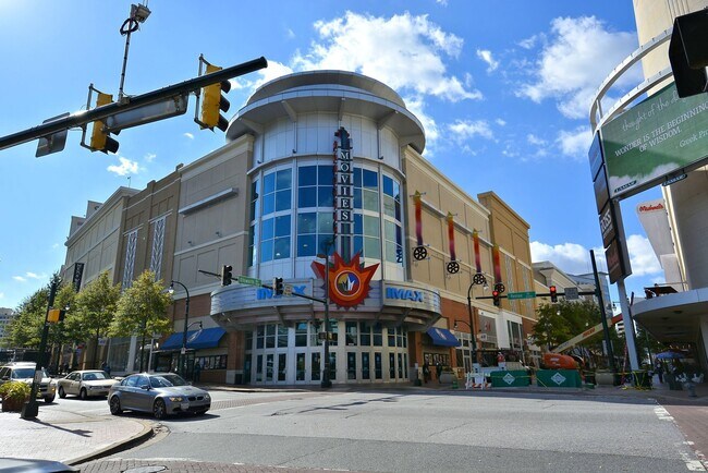 Building Photo - Luxury 1BD/1BA condo steps to SS METRO