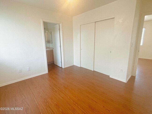 Building Photo - 410 E Linden St