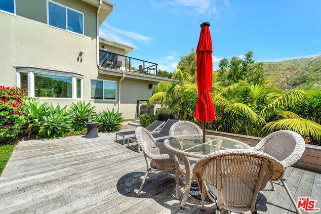 Building Photo - 3859 Rambla Pacifico St