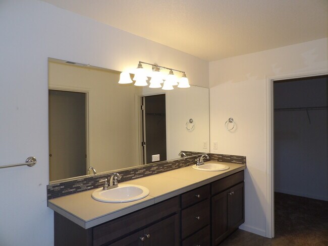 Building Photo - Beautiful Home!  Close to Downtown Hillsboro!