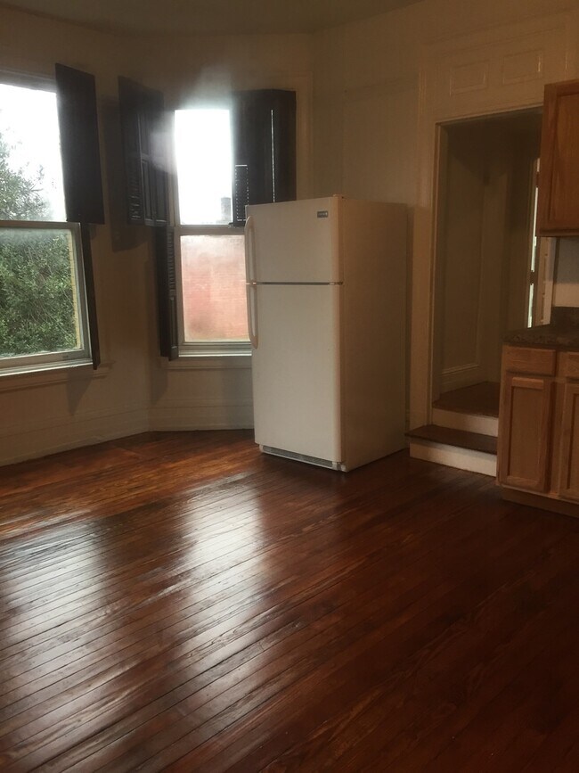 Building Photo - Spacious 2-3 Bedroom Historic Spacious Apartment near York College!