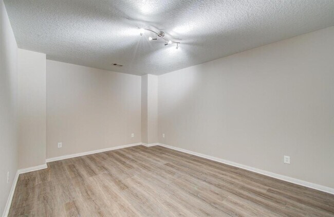 Building Photo - 1211 Reedpoint Dr