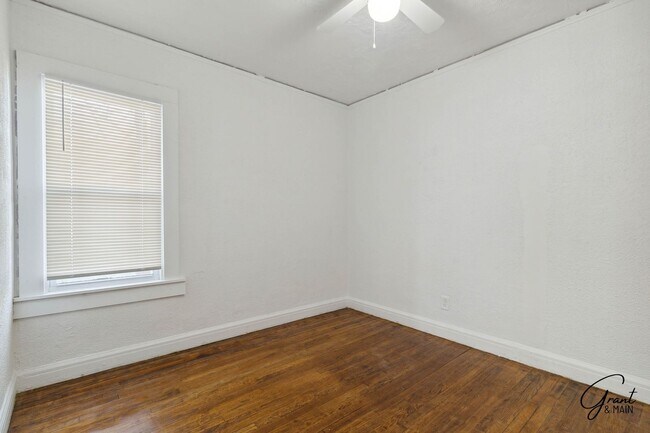 Building Photo - 4 Bedroom 2 Bath $1700