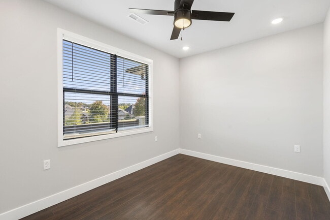 Building Photo - 5955 S Farm Rd 163