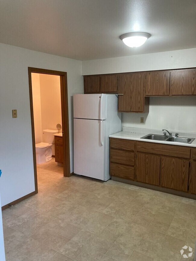 Building Photo - 2 Bedroom 1Bath apartment on upper level