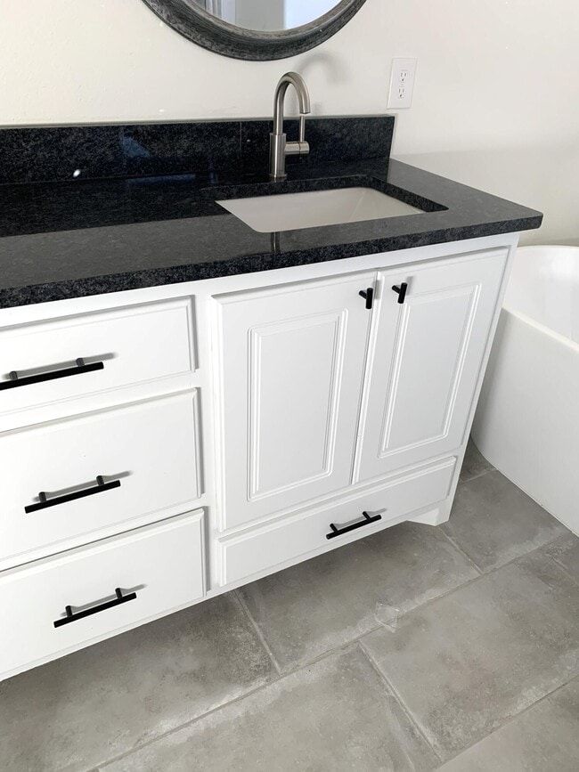 Building Photo - 1018 N Genoa Ave