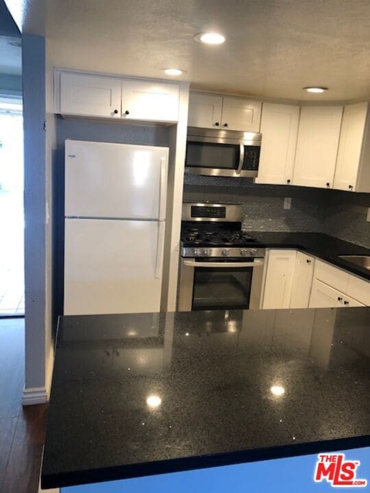 Building Photo - 533 W 219th St