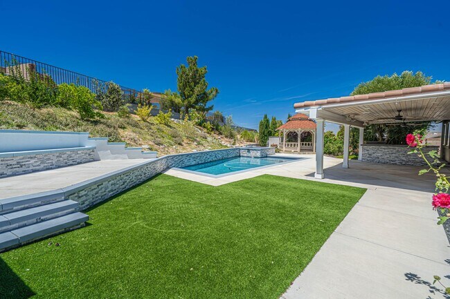 Building Photo - Single Story Pool Home for Rent in Palmdale.