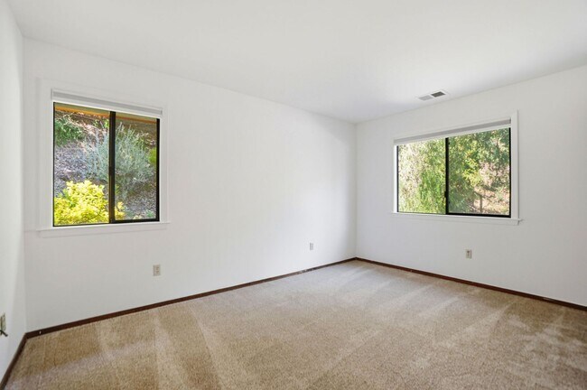 Building Photo - Spectacular 2 story home w/pool in Round Hill Country Club
