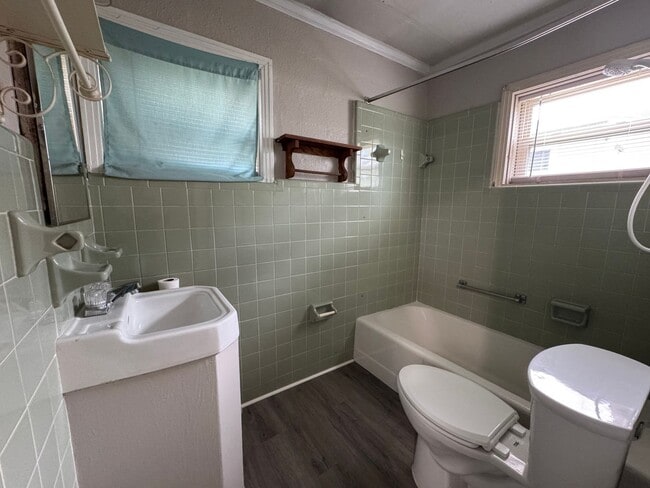 Building Photo - Charming 1-Bedroom, 1-Bath Home Near Downt...