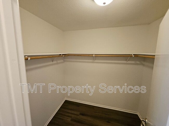 Building Photo - 3533 Des Moines Dr
