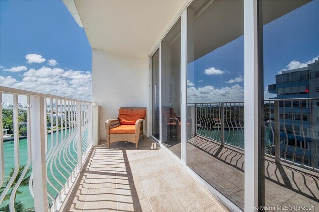 Building Photo - 10350 W Bay Harbor Dr