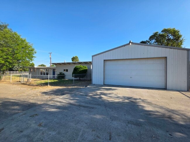 Building Photo - 2021 N Rd 48