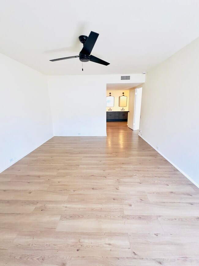 Building Photo - 251 E La Verne Way