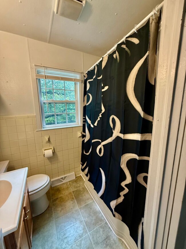 Building Photo - Two bedroom, 1 bath house in Burlington