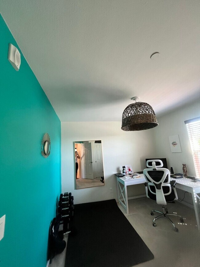 Building Photo - Spacious 4 Bed | 2-Story Townhome in Lake Pointe near Eastlake Vistas