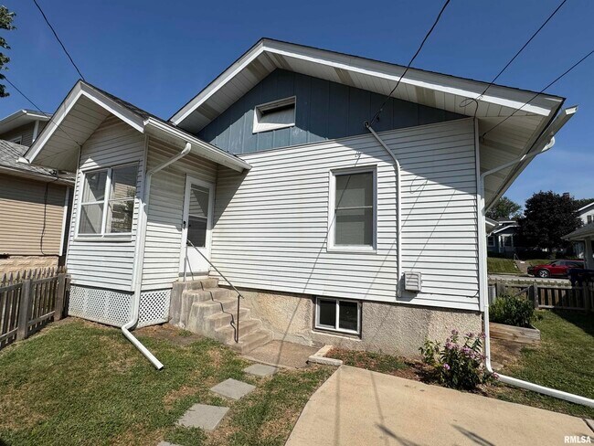 Building Photo - 2040 Tremont Ave