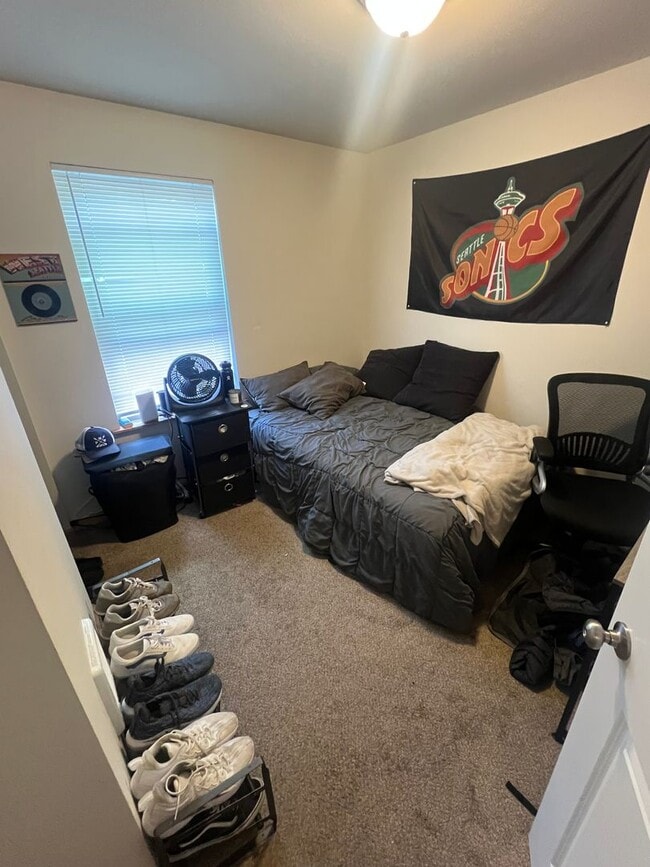 Building Photo - AVAILABLE NOW! 4 bed/2 bath House with Den...