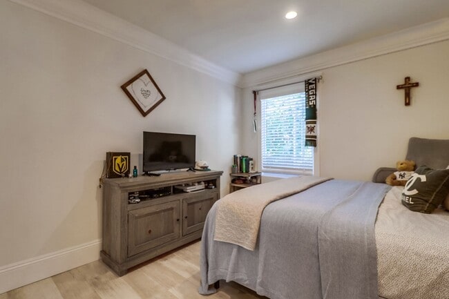 Building Photo - Furnished 2Bd/1Ba Apartment 2nd floor