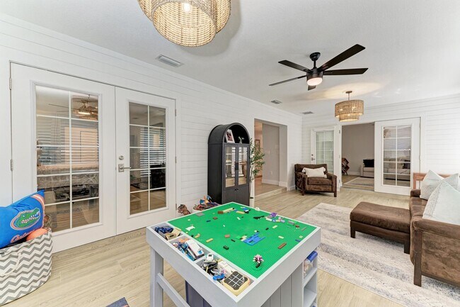 Building Photo - Furnished/Unfurnished ** Annual Rental ** Available 5/1/26 ** 4 Bed/2 Bath Single Family Home ** ...