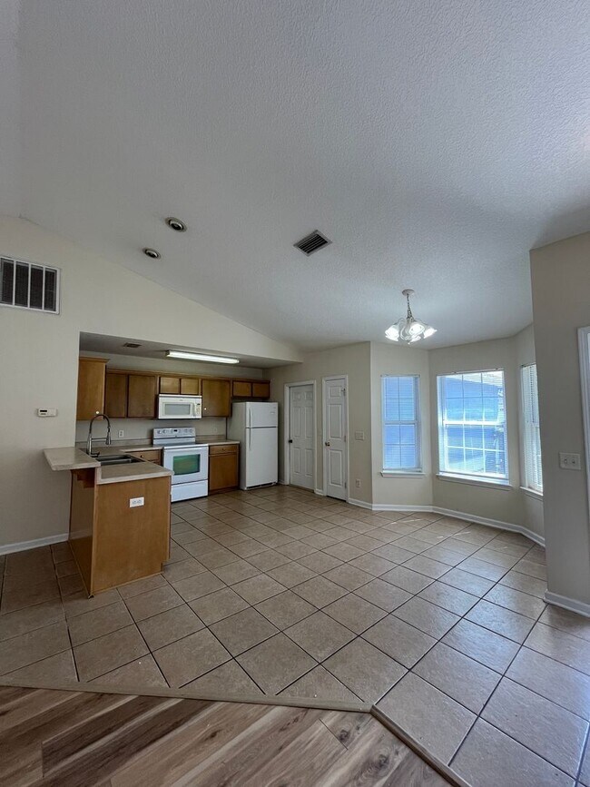 Building Photo - 209 Royal Palms Ave