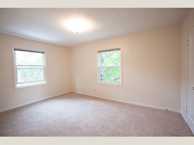 Building Photo - Lovely Mid-Century Gem in Peaceful Park Li...