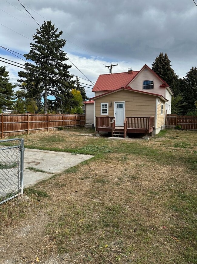 Building Photo - 4 Bedroom 2 Bath in Townsend!