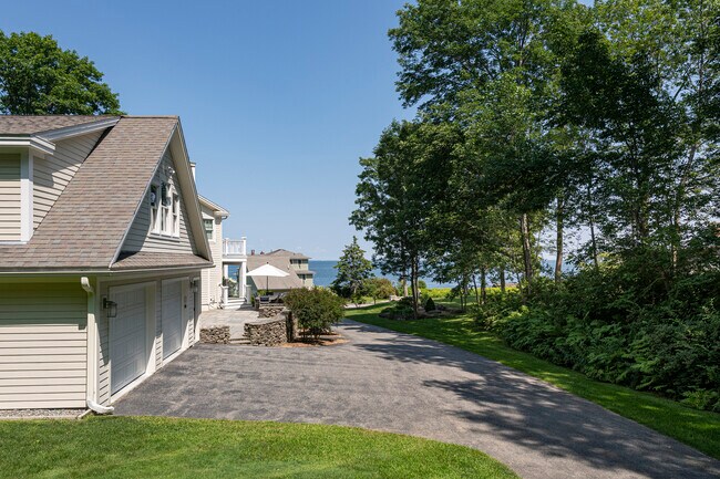 Building Photo - 2 Oak Knoll Rd