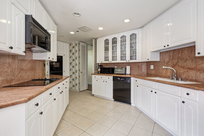 Building Photo - 300 N Swall Dr