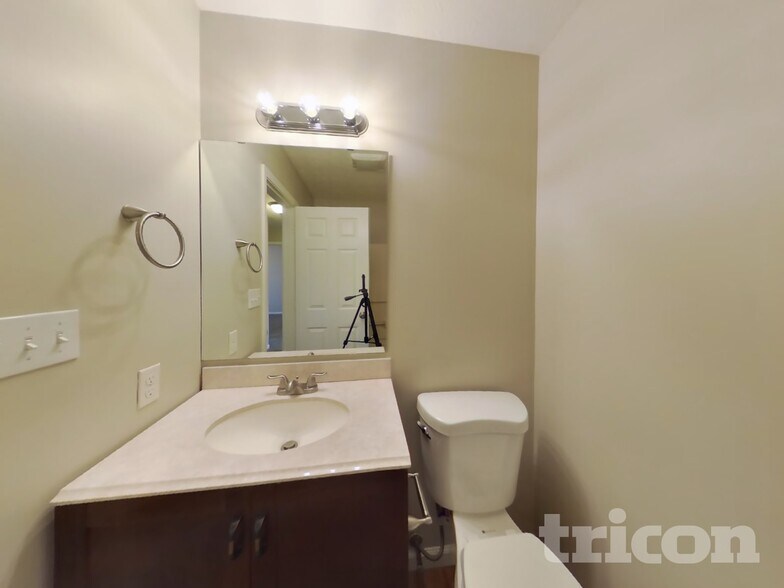 Building Photo - 1690 Fountain Lk Dr E