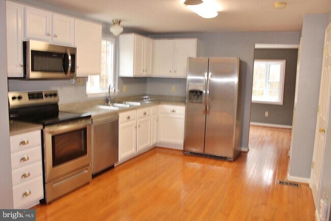 Building Photo - 9400 Wrought Iron Ct