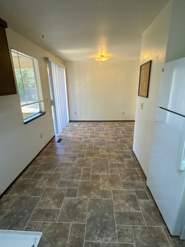 Building Photo - Cute 3 Bedroom 1 Bath in NW Corvallis! Sma...