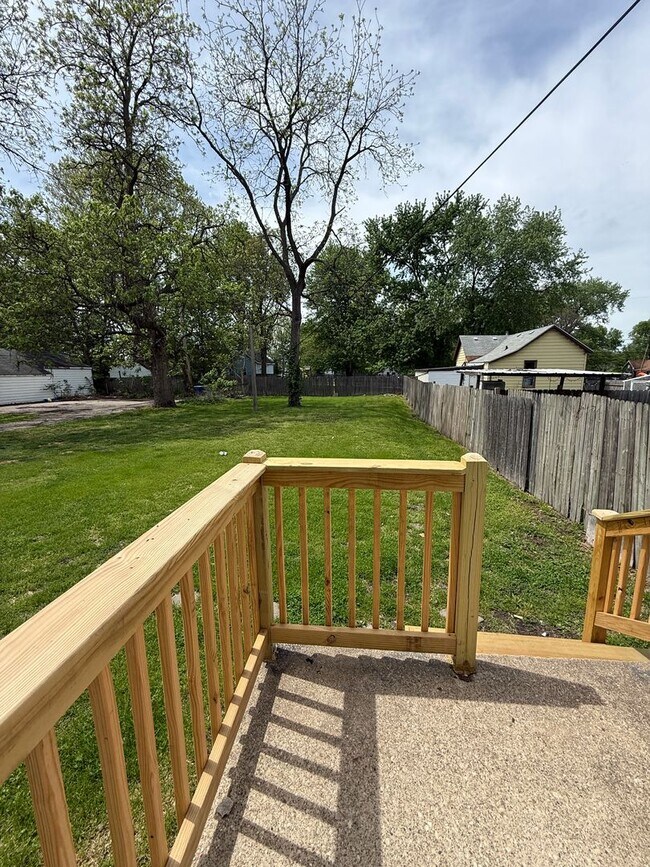 Building Photo - Don't miss out on this beautifully updated unit!