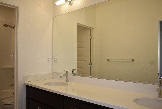 Building Photo - 6000 Danwood Dr
